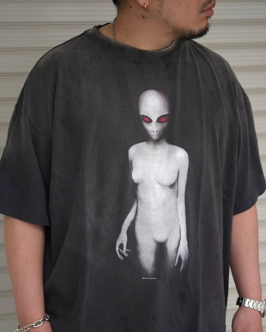 SAINT Mxxxxxx SS TEE/ALIEN/BLK Dark Alien Retro Distressed Short Sleeves Washed Black S-XL SAINT Mxxxxxx continues this year's gothic dark style Ultra-difficult alien printing technology Absolutely top-notch Professional water washing plant jointly owned by Hong Kong businessmen Ultra-high standard restoration ZP Correct collar label/wash water label/cherub label The difference is based on pictures and goods